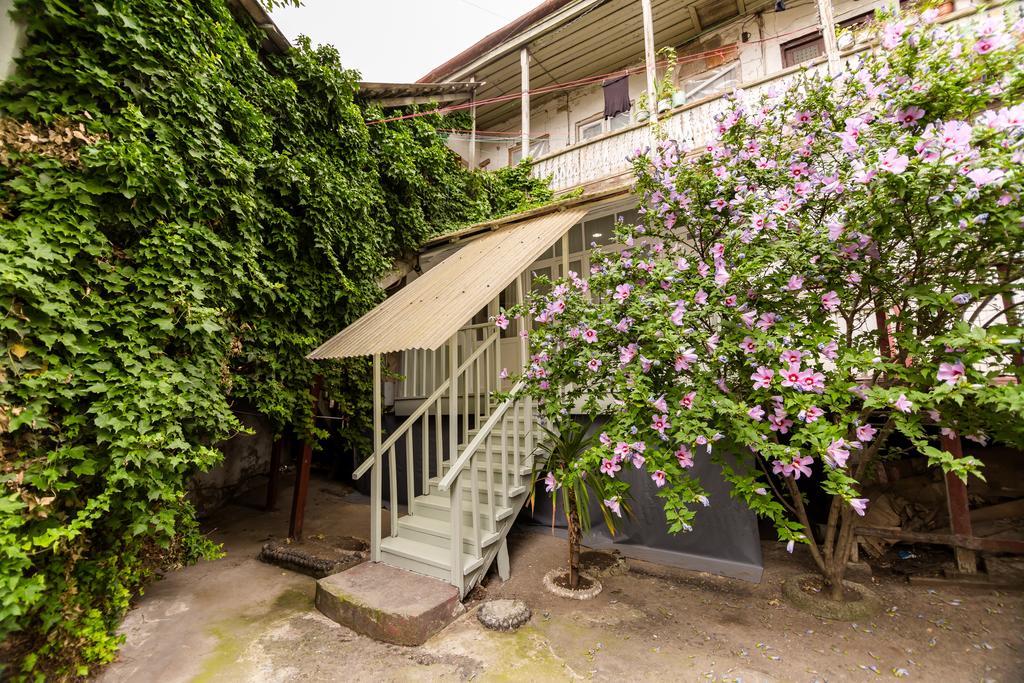 Apartment In Cozy Little Yard Tbilisi Eksteriør bilde